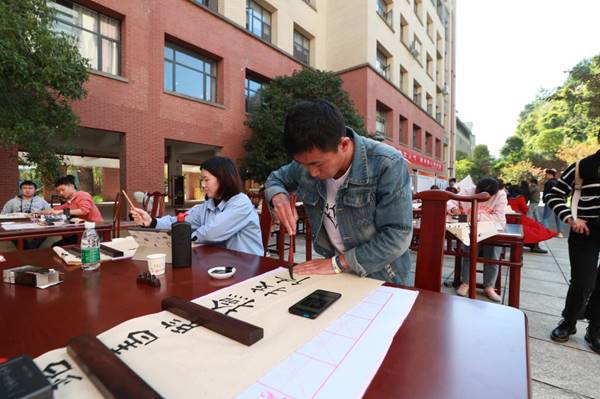 说明: https://news.gznu.edu.cn/__local/E/C5/70/7F5FB41A39D289D5F0BDE9324E8_04065733_1BE65.jpg